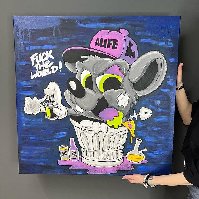 Картина серой мыши в мусорке с балончиком и фразой "f**** the world"