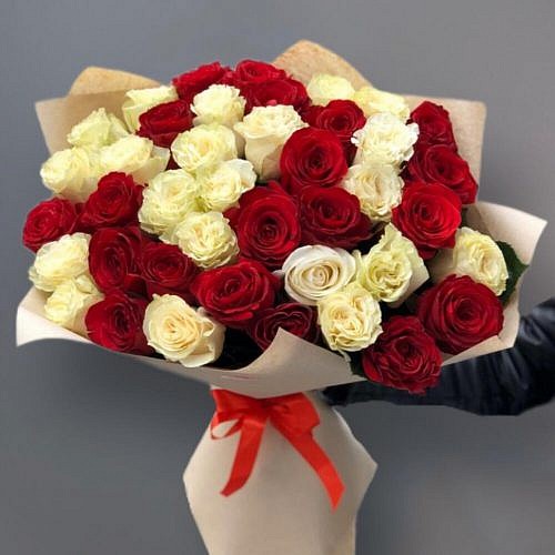 51 красная и белая роза 60 см