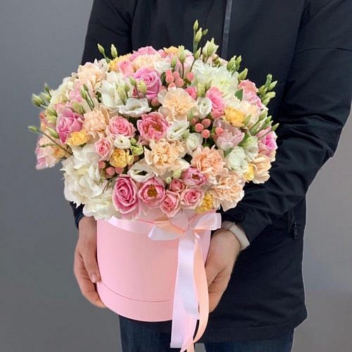 коробочка с гортензией эустомой пионовидной кустовой розы тюльпан