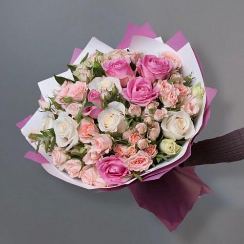 нежный букет из роз и кустовых роз